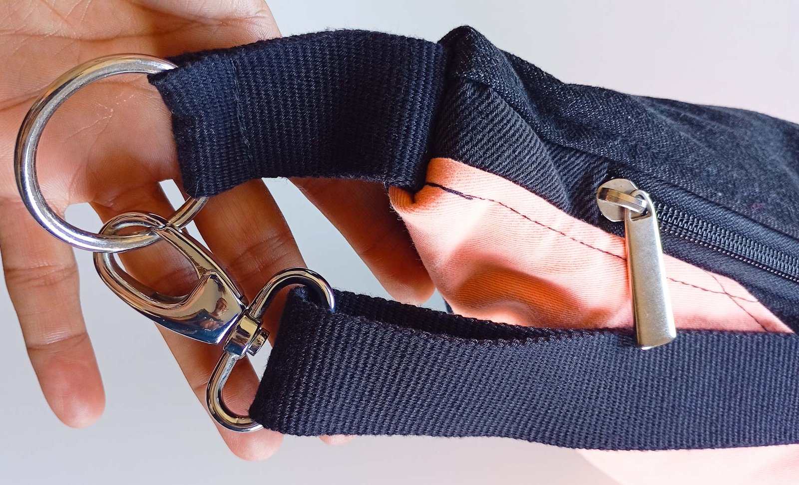 Bolso Banano Salmón Flúor y Negro - Imagen 6