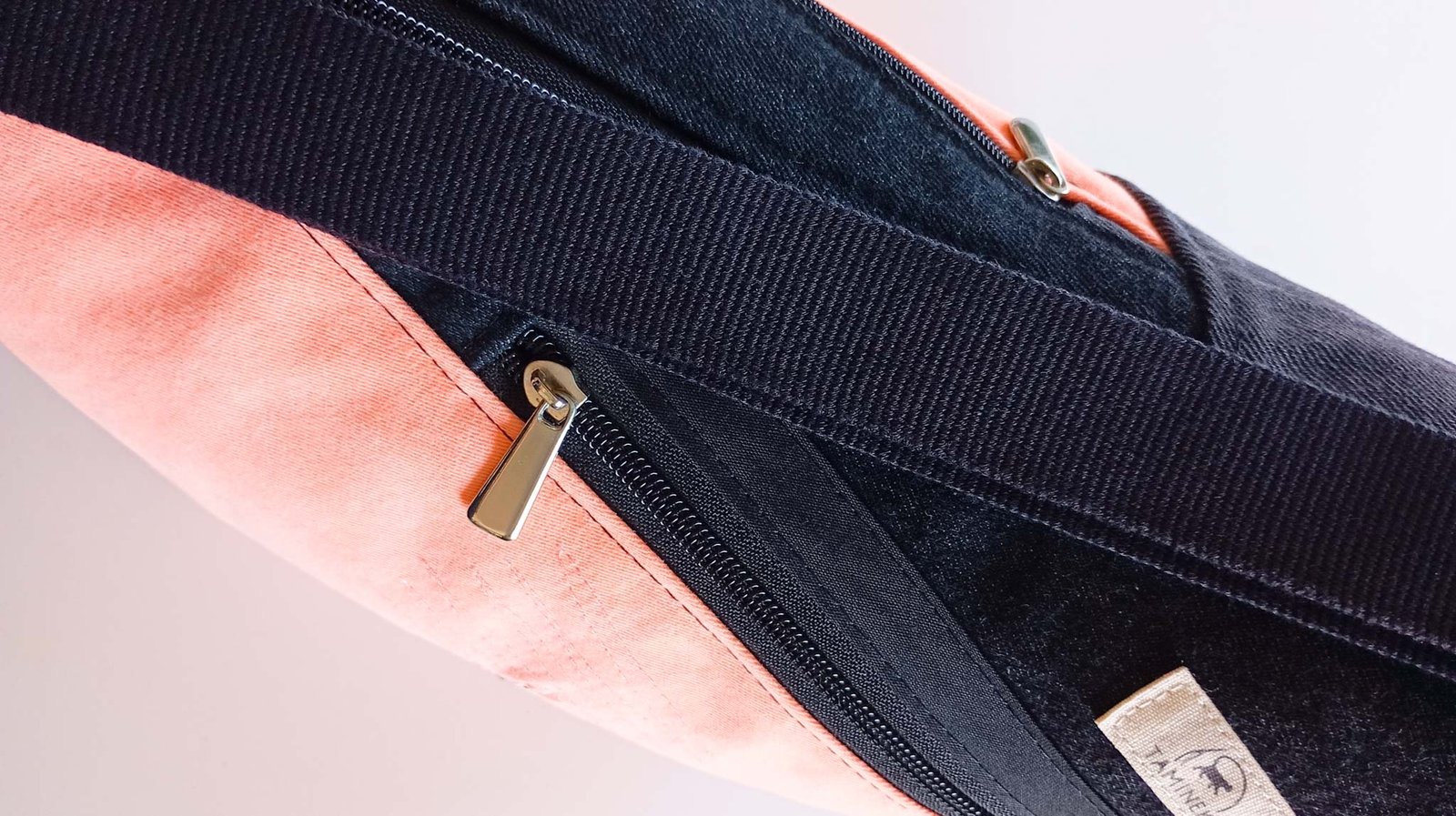 Bolso Banano Salmón Flúor y Negro - Imagen 5