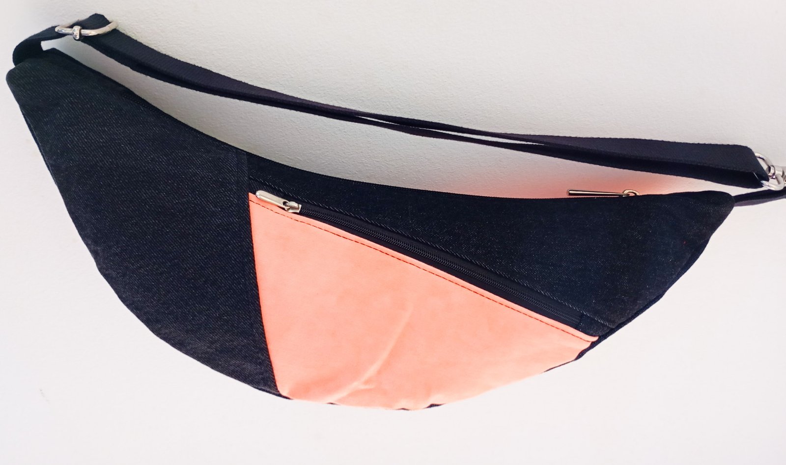 Bolso Banano Salmón Flúor y Negro - Imagen 3