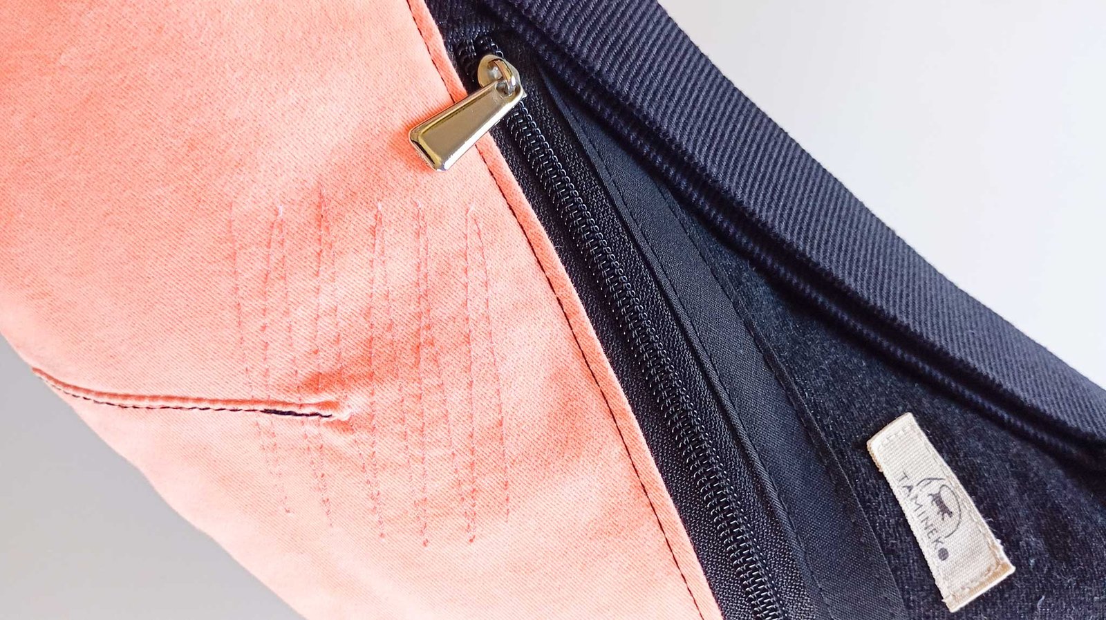 Bolso Banano Salmón Flúor y Negro - Imagen 7
